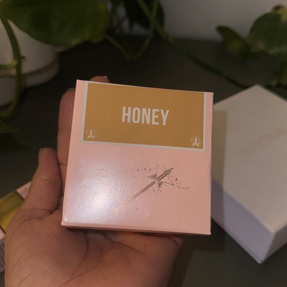 Jeffree Star Magic Star Luminous Setting Powder in Honey - Picture 5 of 6